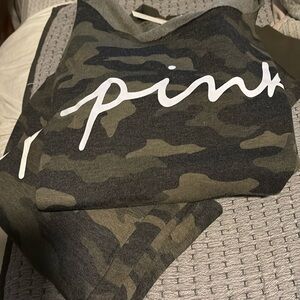 PINK  CAMO  🥰  NWT  SET Top:  Large Bottom: Large